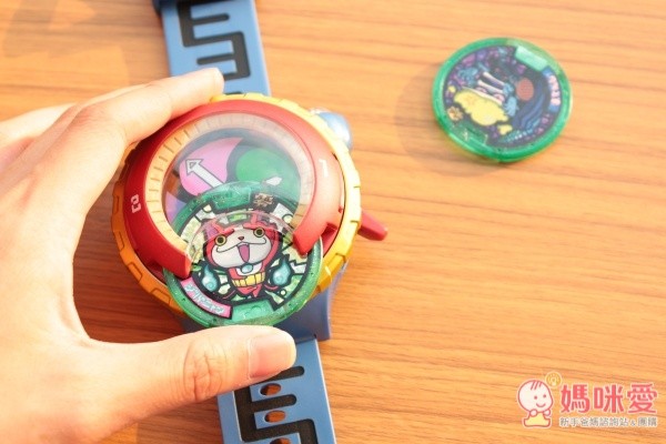 把徽章沿著手錶的軌道推進去，或是取出的時候，都會有音效喔！