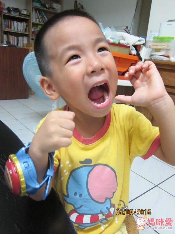 幸運的小男孩浩浩拿到DX妖怪手錶零式實在太開心啦！