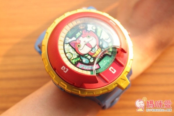 依照手錶上的數字標示可以聽到不同的音樂唷，試著從0轉到1，再從1轉到2吧！