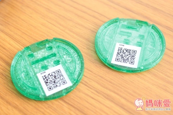 徽章的背面有QR code，如果有買3ds遊戲片的話，可以掃描看看喔！