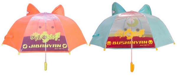 其中一面是透明的並在上頭印了大大的吉胖喵和武士喵的名字，透明設計能夠確保小朋友行進的視野，很安全喔～