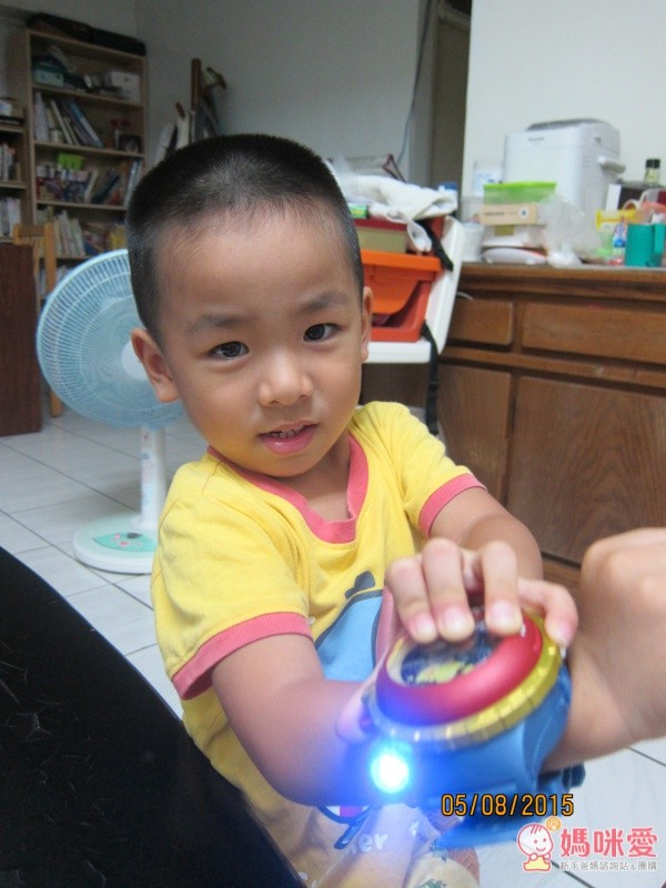 咦！爸爸今天心情好像不太好，快用手錶照燈搜索一下是什麼妖怪在搗蛋～