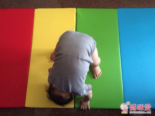 aguard 攜帶式─四摺蜂巢遊戲墊翻滾