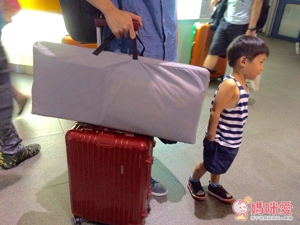 aguard 攜帶式─四摺蜂巢遊戲墊也能帶著搭高鐵