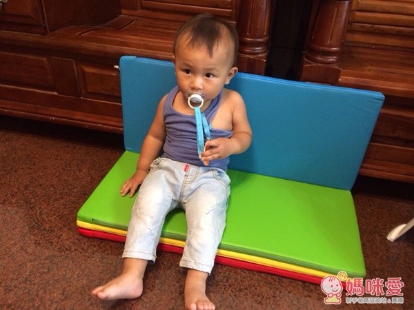 aguard 攜帶式─四摺蜂巢遊戲墊立起來也是小沙發