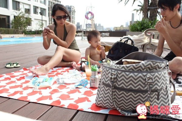 Melobaby是一款可以兼顧花色美觀及實用性的媽咪包耶！難怪在澳洲得過很多產品獎～