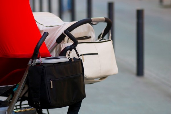附推車掛勾帶，讓包包可以直接掛在推車上，肩膀放輕鬆！