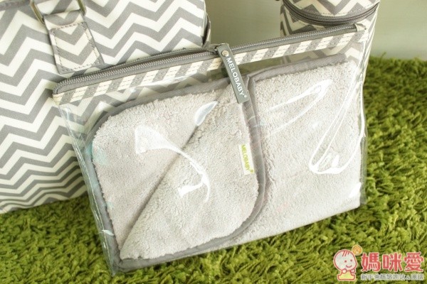 出門在外突然要幫寶寶換尿布，找不到合適的地方怎麼辦？快拿出內附的換尿布墊吧，還另有透明包裝，收納時不怕弄髒包包唷。