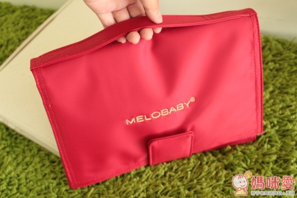 這一款隨身包算是媽咪的小幫手耶，除了收納功能，還能變身換尿布墊喔！上方有提把，取用更方便～