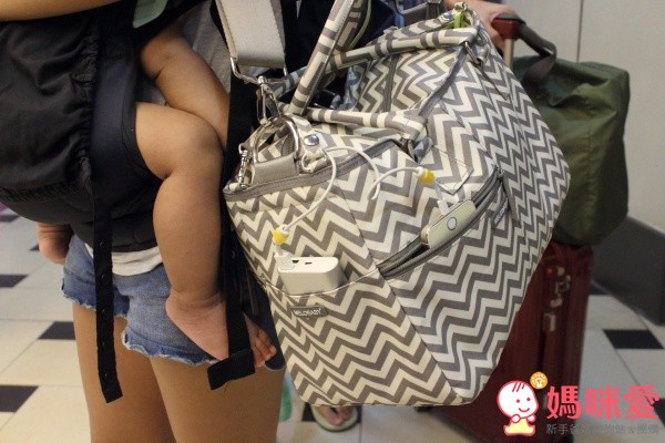 背著弟弟阿湯哥，肩上還要扛起裝滿東西的媽咪包，肩背袋真是太重要了！