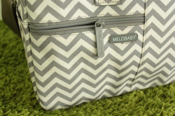 另一面還有一個小拉鍊袋，拿來放手機，就不用在包包裡翻找啦！