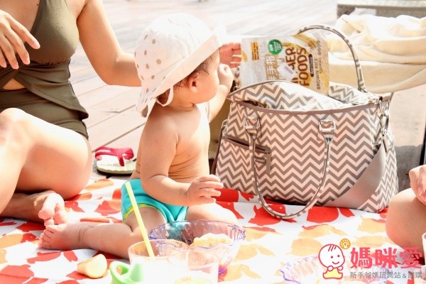 阿湯哥肚子餓了，媽咪快拿出小零嘴給他充充飢，好的媽媽包就像是百寶袋一樣呢～