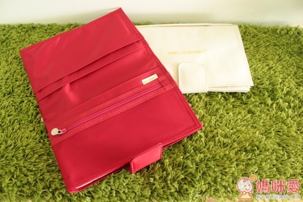 翻開折疊的第一層，裡面有四個收納袋