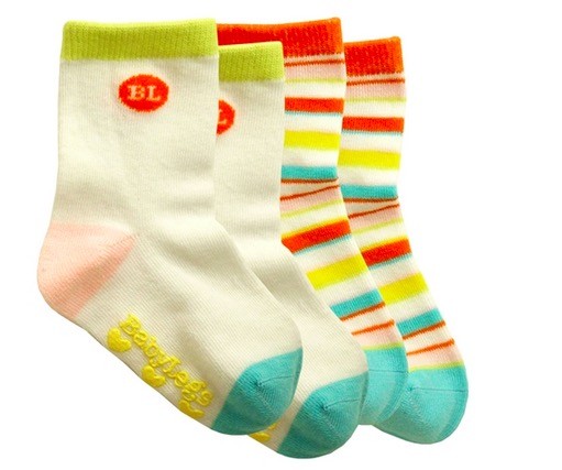 購買多功能換尿布隨身包，就送一組二入的美國BabyLegs嬰幼兒小襪子！尺寸為0-12m，隨機花色，贈品數量有限，而且不能挑款喔。