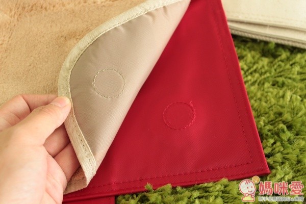 和上一款媽咪包內附的防水尿墊相同，表層是能給寶寶屁屁柔軟舒適觸感的絨布唷！