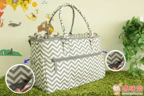 側邊有兩個磁扣收納袋，及大拉鍊袋，可以放好多東西喔～