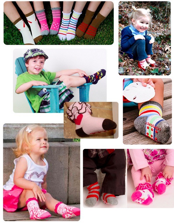 購買多功能換尿布隨身包，就送一組二入的美國BabyLegs嬰幼兒小襪子！尺寸為0-12m，隨機花色，贈品數量有限，而且不能挑款喔。