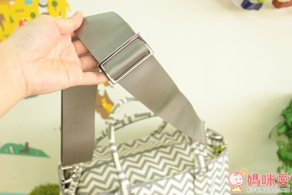 肩背帶特殊加寬，背起來肩膀比較不容易痛喔～