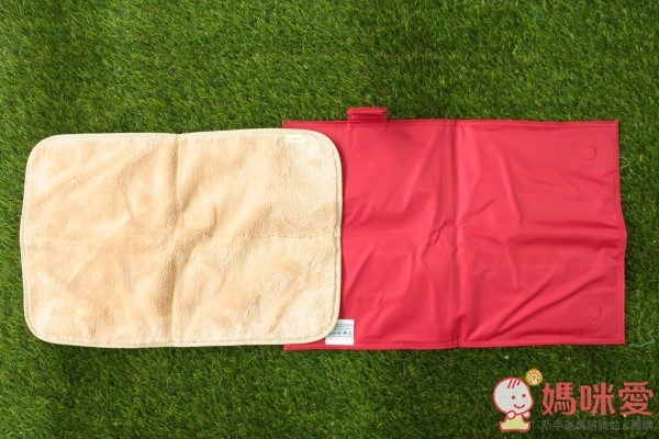 只要把防水尿墊和隨身包上下兩側的磁鐵互相吸黏，立刻變身兩倍大的尿布墊