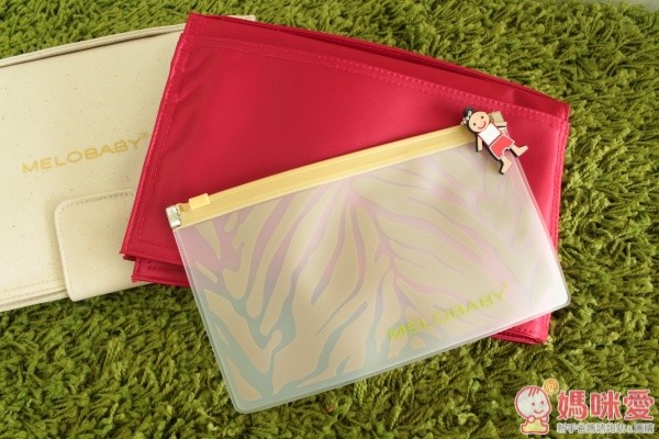 包包背面還有另一個夾層袋唷！另附一個小夾鏈袋，防水材質，可以裝濕紙巾或是隔離一時找不到地方丟的尿布。