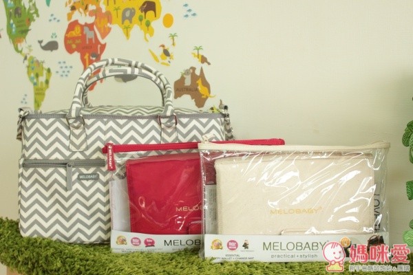 挑選媽媽包的兩大重點，外型跟實用Melobaby都兼顧到了！這次開團買媽咪包整筆訂單就能變成免運費喔！而購買換尿布隨身包還送小襪子(二入)，優惠好多媽咪快進填單頁選購吧♥