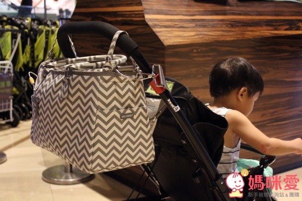 聰明的推車掛環，把包包掛在推車上，就可以空出雙手啦！