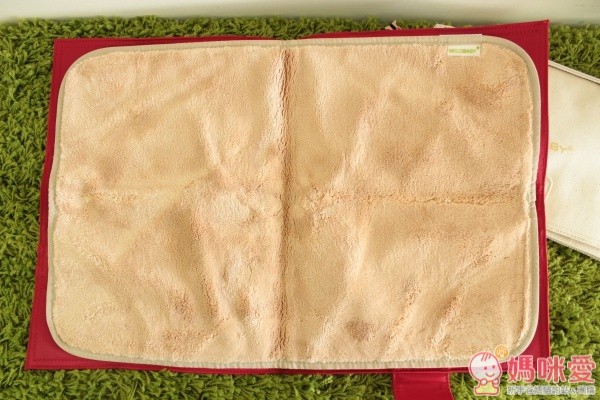 翻開折疊的第二層，就是這一款多功能隨身包的厲害設計喔！換尿布墊直接藏在裡面，不會忘記帶出門～