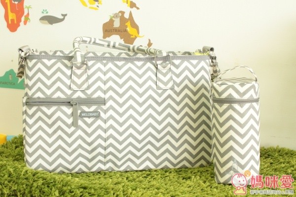 直接附贈媽咪必備的保溫保冷奶瓶袋及防水尿墊，實用性好高！