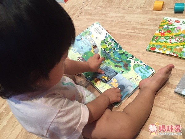 臺灣麥克動動書每一頁都可以和小動物們互動唷!