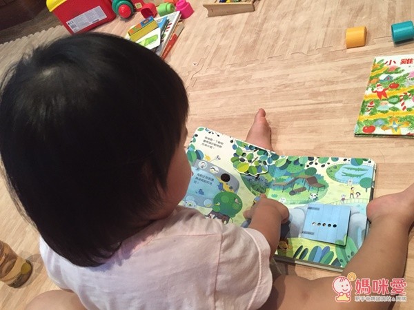 一般平面的童書已經不能滿足求知若渴的霓霓寶貝囉臺灣麥克的快樂寶寶動動書,讓寶貝好專注呢!