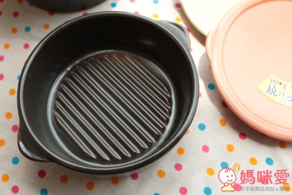 鍋底一樣有立體條紋，可以幫忙瀝出多餘的油脂。