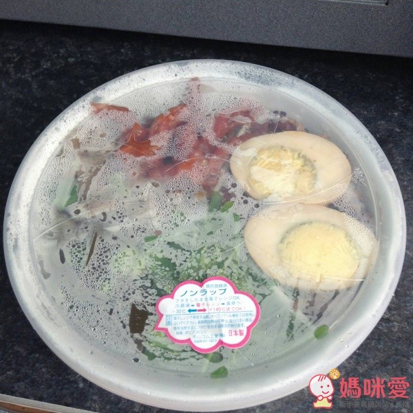 好在公司有微波爐，用有田燒瓷碗盛裝，同事覺得好漂亮好羨慕喔！