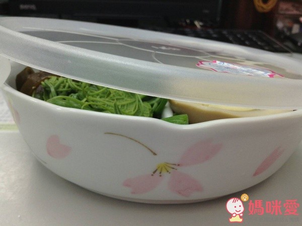 碗緣波浪就是專利微波的小秘密，因為縫縫就是微波透氣孔，媽咪裝有湯汁食物的話，攜帶時便當袋記得不要大力搖晃喔～