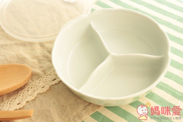 碗內一樣有三格分食設計，這一款底部沒有油切設計，但是典雅花色一樣深得喬喬媽的喜愛唷。