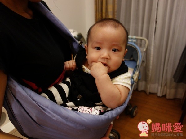 媽咪把四個月大的小西瓜包在背巾裡，小西瓜穩穩地躺在媽咪身旁，走到哪都黏在一起好幸福。
