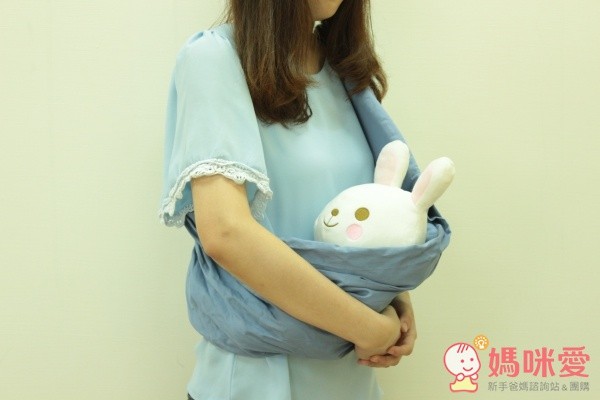 使用這一種背法，寶寶就像掛在腰間的香蕉，彎彎的身體緊貼著媽咪。