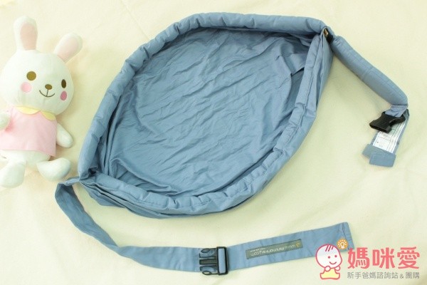 打開包巾的坐墊區，將寶寶安穩得放入中間， 依照身高及年齡不同，有不同的乘坐方式。