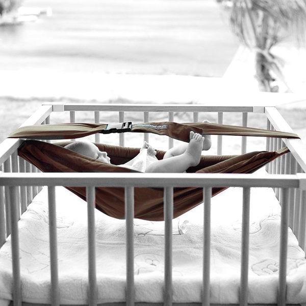 也可以利用背巾環繞設計，扣在嬰兒床上當作小吊床。