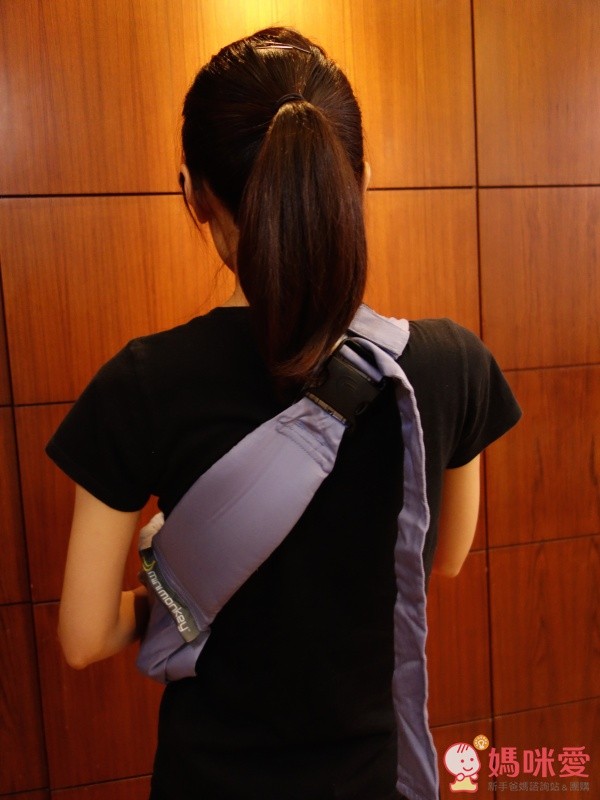 媽咪可以先調整好適當的長度再背起，或是請老公幫忙喔。