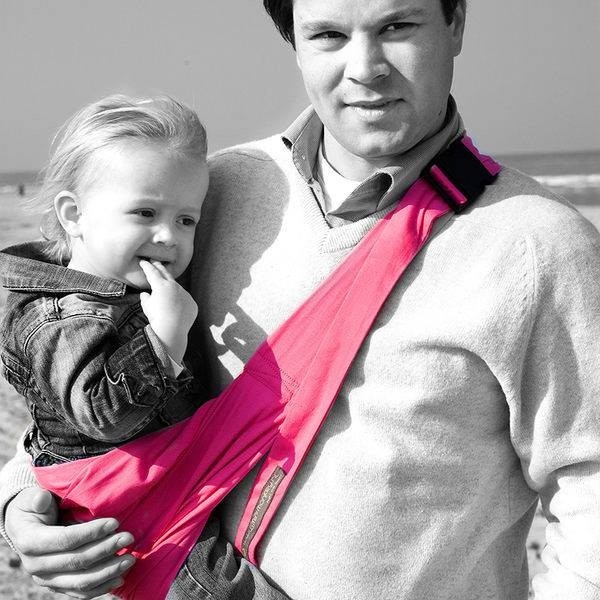 大一點的孩子也能讓他坐在爸爸媽媽的腰間喔！這一種用法適合 8 個月以上的寶寶