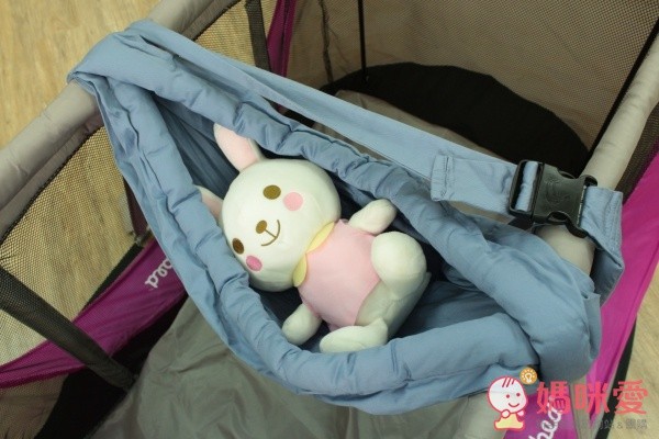 媽咪一樣要注意不要蓋到寶寶的鼻子和嘴巴唷！