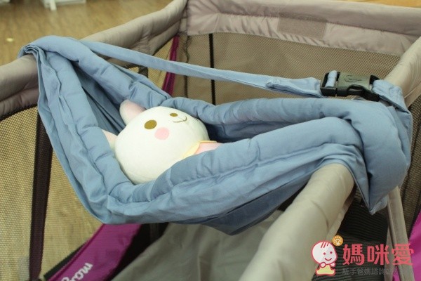 純棉的背巾，不像床墊較容易聚集熱氣，寶寶躺起來很涼爽，台灣氣候悶熱很適合耶！