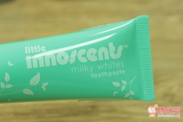這款潔牙膠不含發泡劑，寶貝刷牙時可以避免嘔吐反應，健康從齒開始，一起來照顧牙齒吧^^