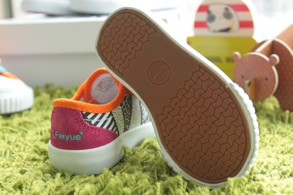 交錯格紋的鞋底也是100%橡膠防滑的喔。