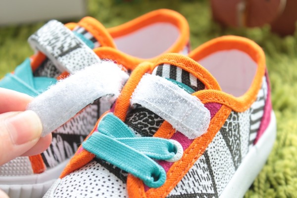 隨意調整鬆緊的魔鬼氈，還不會綁鞋帶的小童自己穿也沒問題！