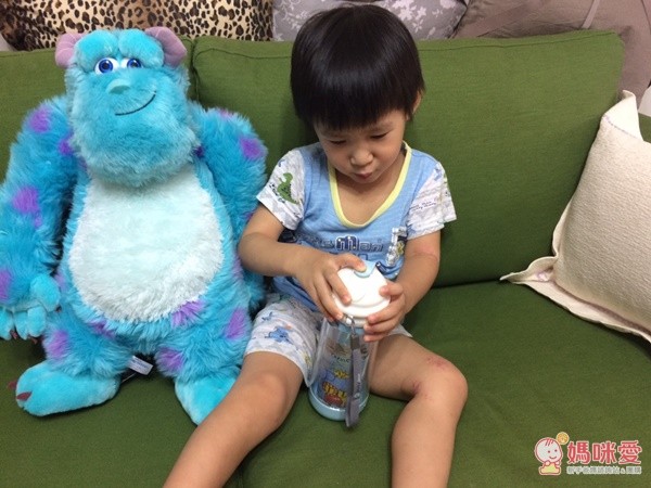 美國 drinkadeux 雙層兒童水壺，它是內層玻璃材質 + 外層高級塑膠