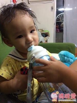 drinkadeux 雙層兒童水壺的內層，是用輕薄的耐熱玻璃，外面的高級塑膠聚碳酸酯不含雙酚A（BPA），可以用來隔熱唷！