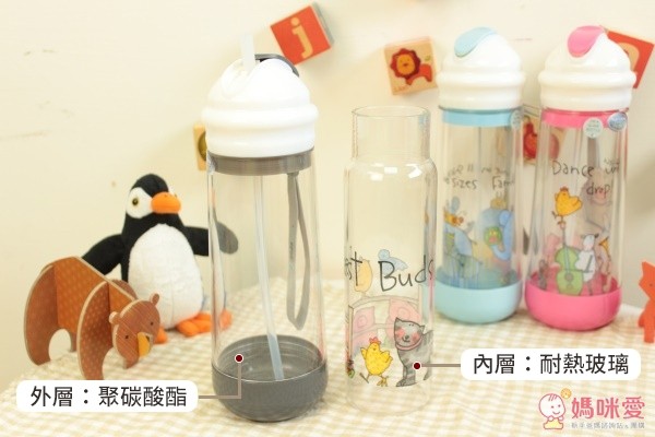 drinkadeux 雙層兒童水壺的內層，是用輕薄的耐熱玻璃，外面的高級塑膠聚碳酸酯不含雙酚A（BPA），可以用來隔熱唷！