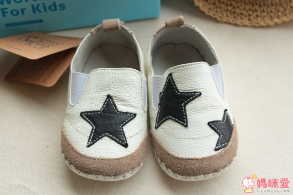 男孩女孩都適合的星星鞋，前端麂皮雙色設計，讓學步鞋也很百搭喔！