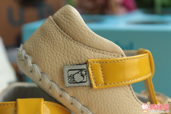 內側小藍羊標籤，羊咩咩圖案的品牌，也是童鞋花色的一部分。